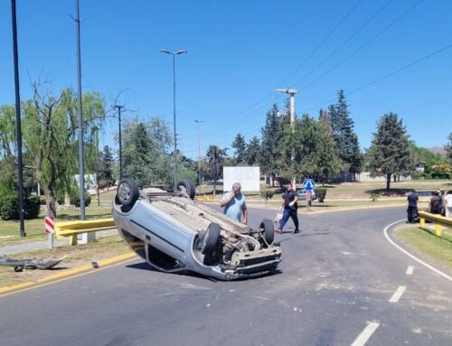 Dos adultos y una bebé hospitalizados tras accidente en la rotonda Cruz de Piedra; uno de los conductores dio positivo en el alcotest