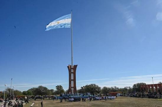 En Toro Negro, más de 200 estudiantes prometieron fidelidad al Pabellón Nacional