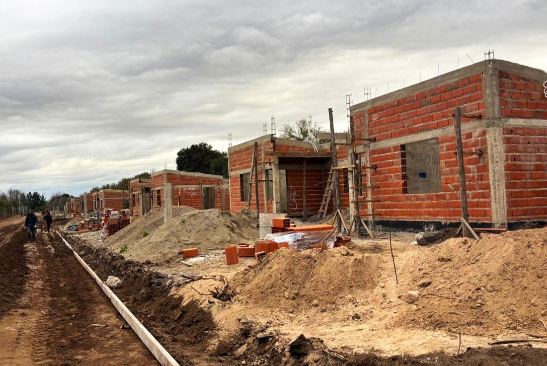 Las viviendas de Villa de Merlo avanzan con nuevas etapas constructivas e infraestructura vial